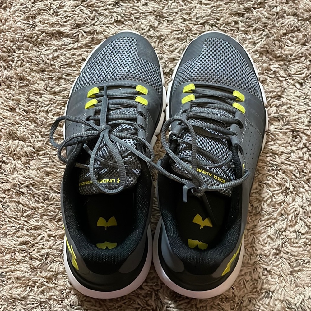 Grey under armor 8.5 tennis shoe